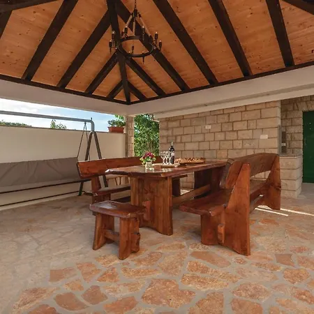 Amazing Home In Cvrljevo With 3 Bedrooms, Wifi And Heated Swimming Pool *