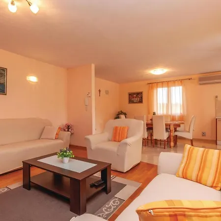 Amazing Home In Cvrljevo With 3 Bedrooms, Wifi And Heated Swimming Pool * Cvrljevo