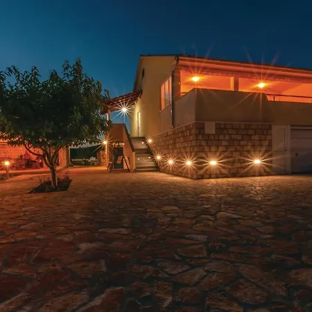 Amazing Home In Cvrljevo With 3 Bedrooms, Wifi And Heated Swimming Pool * Cvrljevo