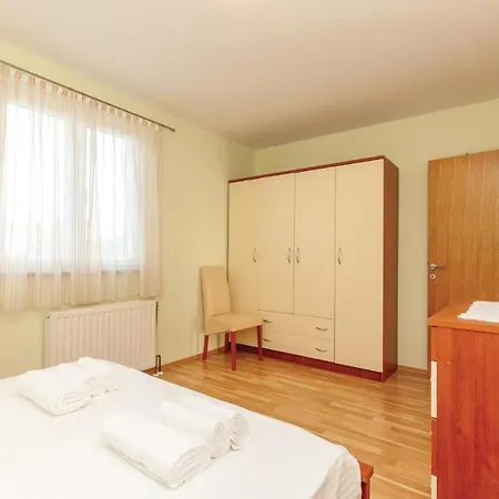 Hébergement de vacances Amazing Home In Cvrljevo With 3 Bedrooms, Wifi And Heated Swimming Pool *