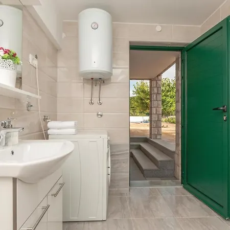 Hébergement de vacances Amazing Home In Cvrljevo With 3 Bedrooms, Wifi And Heated Swimming Pool