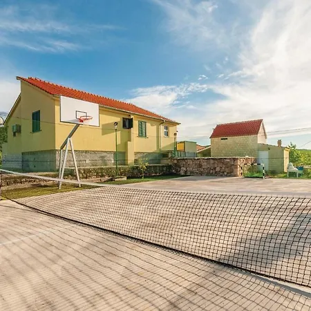 Amazing Home In Cvrljevo With 3 Bedrooms, Wifi And Heated Swimming Pool *