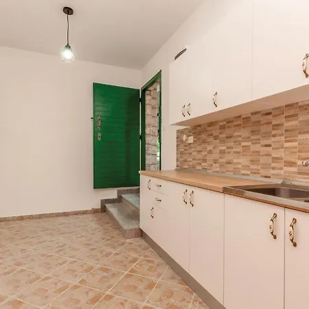 Amazing Home In Cvrljevo With 3 Bedrooms, Wifi And Heated Swimming Pool * Cvrljevo
