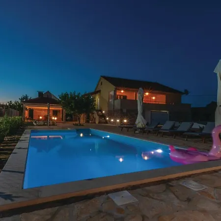 Amazing Home In Cvrljevo With 3 Bedrooms, Wifi And Heated Swimming Pool *