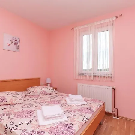 Hébergement de vacances Amazing Home In Cvrljevo With 3 Bedrooms, Wifi And Heated Swimming Pool *