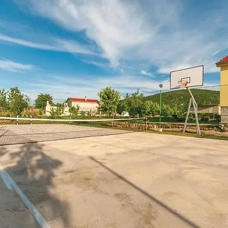 Amazing Home In Cvrljevo With 3 Bedrooms, Wifi And Heated Swimming Pool Hébergement de vacances *
