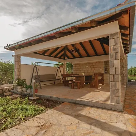 Amazing Home In Cvrljevo With 3 Bedrooms, Wifi And Heated Swimming Pool Hébergement de vacances Cvrljevo