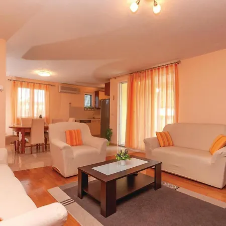 Hébergement de vacances Amazing Home In Cvrljevo With 3 Bedrooms, Wifi And Heated Swimming Pool *